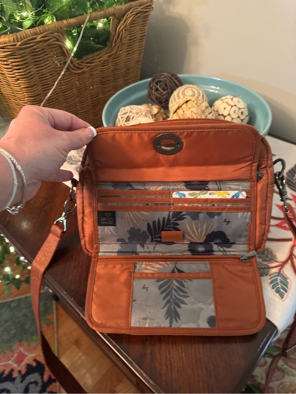 Cute and functional Lug Peekaboo crossbody with matching wristlet - Picture 6 of 7